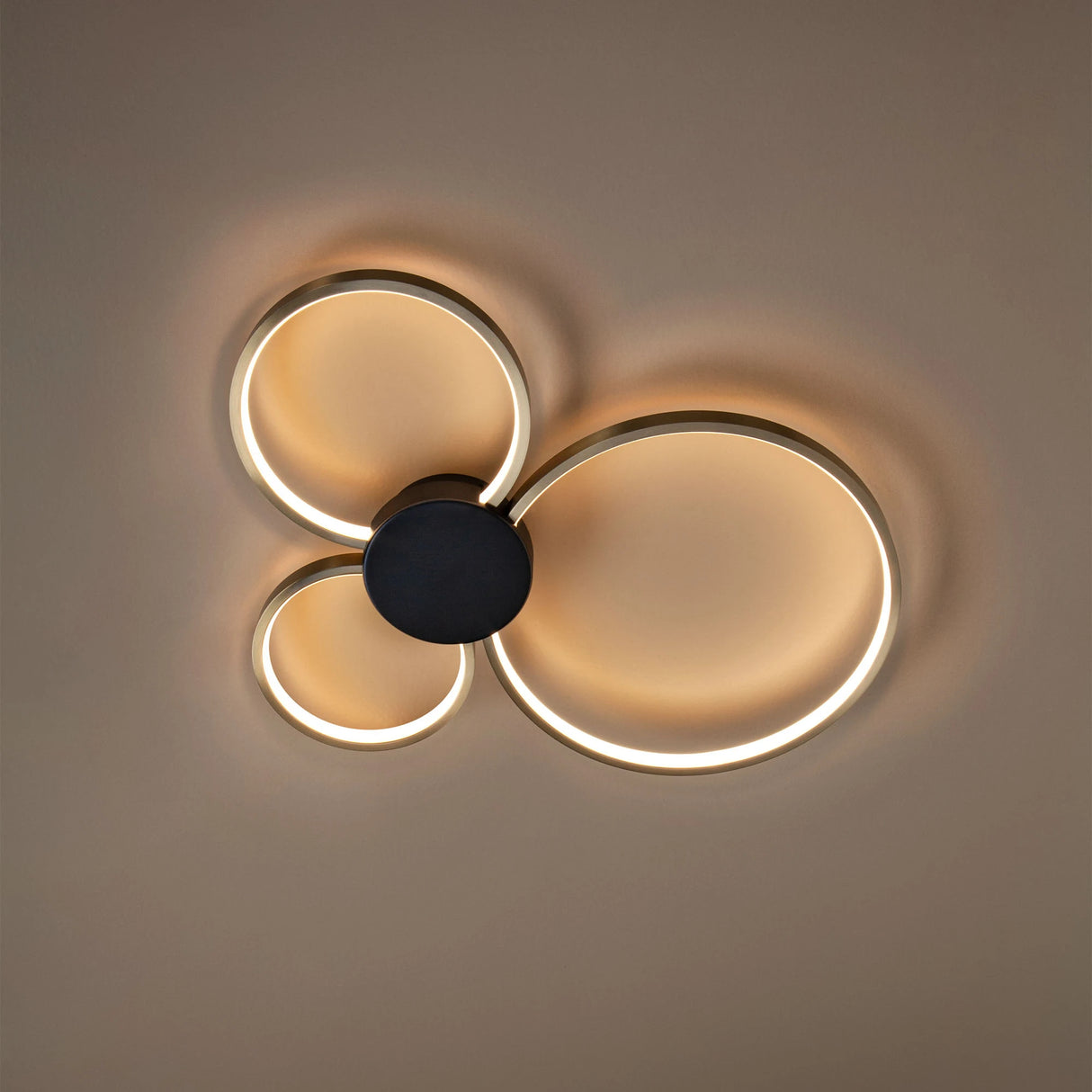 Plafoniera LED Smarter Atom, negru/alama, 20W, 2505lm, 3000K, L.50 cm, IP20, Smarter, 01-3105